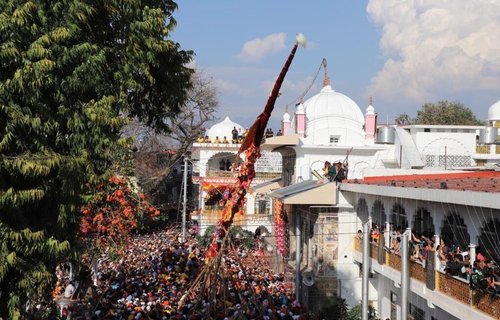 श्री झण्डे जी पर नतमस्तक होकर लाखों श्रद्धालुओं ने झुकाए शीश