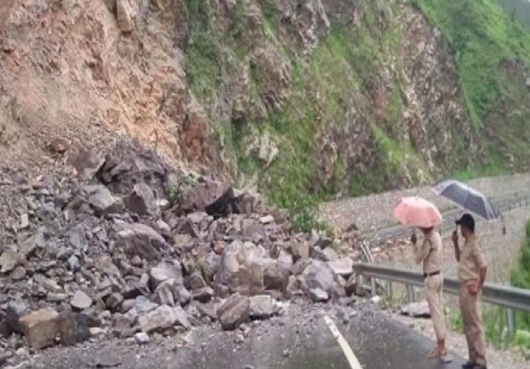 गंगोत्री-यमुनोत्री मार्ग पर भूस्खलन का खतरा, रात 9 से सुबह 5 बजे तक वाहनों की आवाजाही पर लगी रोक
