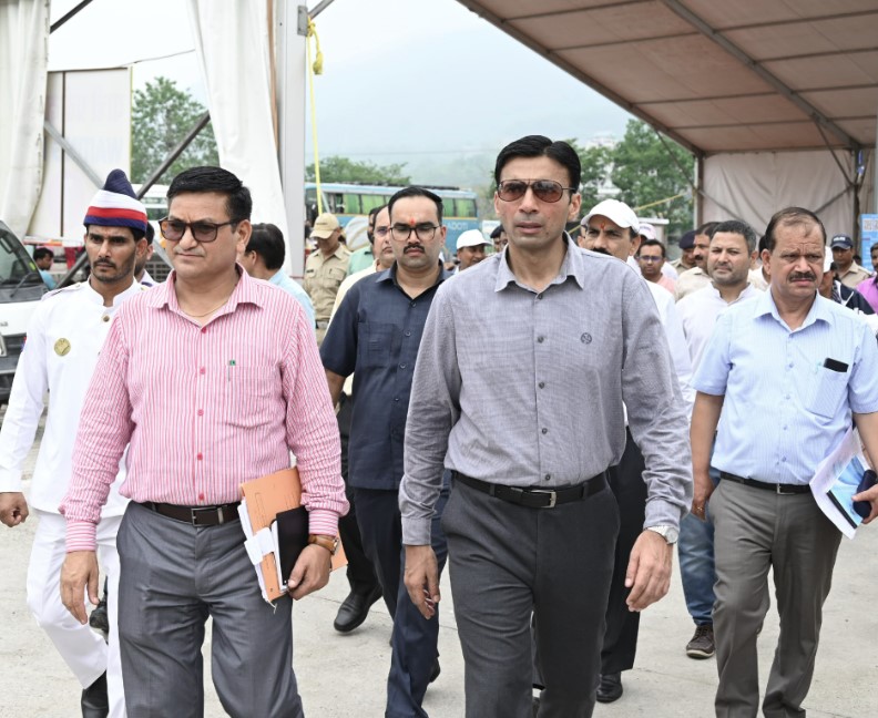 चारधाम यात्रा व्यवस्थाओं का जिलाधिकारी ने किया निरीक्षण, यात्रियों की सुविधाओं को लेकर दिए सख्त निर्देश
