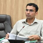 कार्यालय में जुआ खेलते पकड़े गए राजस्व कर्मी पर डीएम की सख्ती, किया निलम्बित