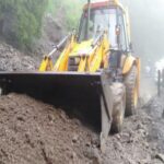 यमुनोत्री हाईवे पर भूस्खलन से यातायात ठप
