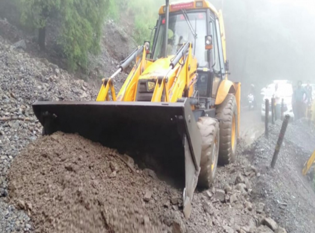 यमुनोत्री हाईवे पर भूस्खलन से यातायात ठप
