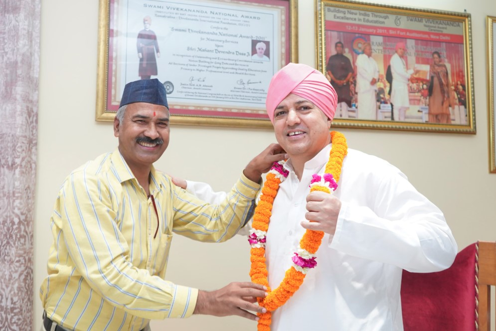 उत्तराखण्ड राज्य आंदोलनकारी सम्मान परिषद के उपाध्यक्ष ने श्री दरबार साहिब में टेका मत्था