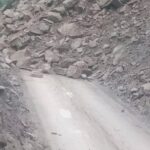 पिनौला में बोल्डर गिरने से बदरीनाथ मार्ग बंद, तीर्थयात्रियों की आवाजाही पर लगी रोक