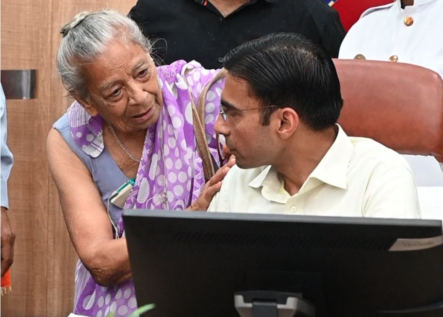 गिफ्ट डीड की शर्तें तोड़ने पर डीएम ने पुत्र से संपत्ति वापस लेकर माता-पिता को दिलाया न्याय