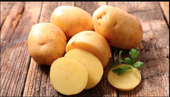 आलू सिर्फ सब्जी नहीं, बल्कि ब्यूटी सीक्रेट भी है – ऐसे करें चेहरे पर अप्लाई