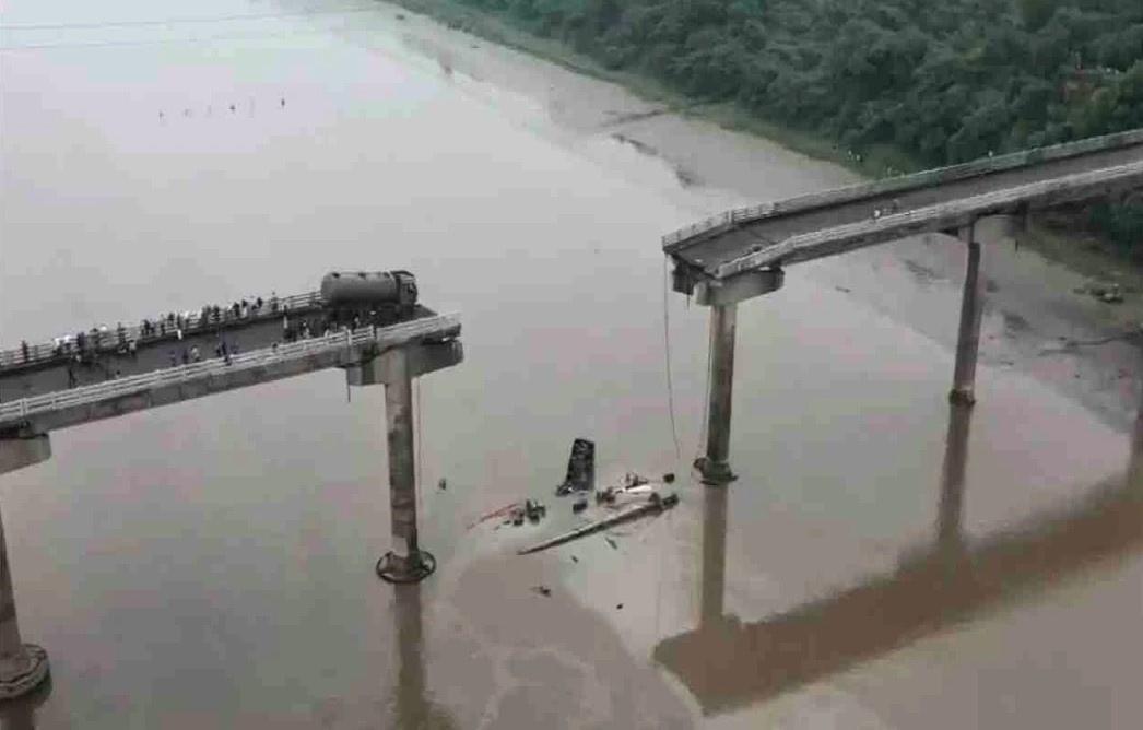 गुजरात के वडोदरा में दर्दनाक हादसा, महिसागर नदी पर बना पुल अचानक ढहा, 9 लोगों की मौत