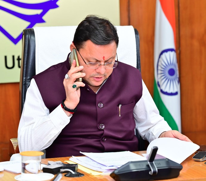 मुख्यमंत्री धामी ने जनसमस्याओं पर की फरियादियों से बात