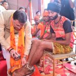 सीएम धामी ने ओम पुल में आयोजित कार्यक्रम में शिवभक्त कांवड़ियों के चरण धोकर किया स्वागत 