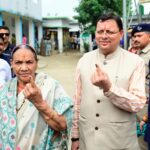 सीएम धामी ने अपनी माताजी के साथ किया मतदान