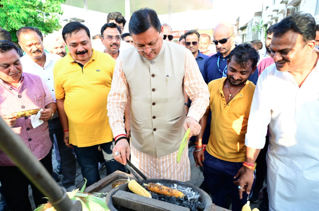 मुख्यमंत्री धामी ने सड़क किनारे भूना भुट्टा, वृद्धा को अपने हाथों से किया भेंट