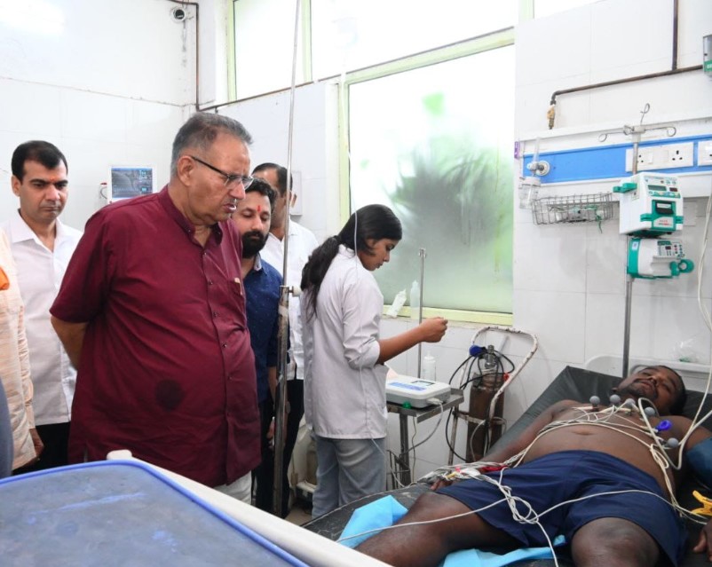 कैबिनेट मंत्री गणेश जोशी ने मनसा देवी मंदिर हादसे के घायलों से की मुलाकात