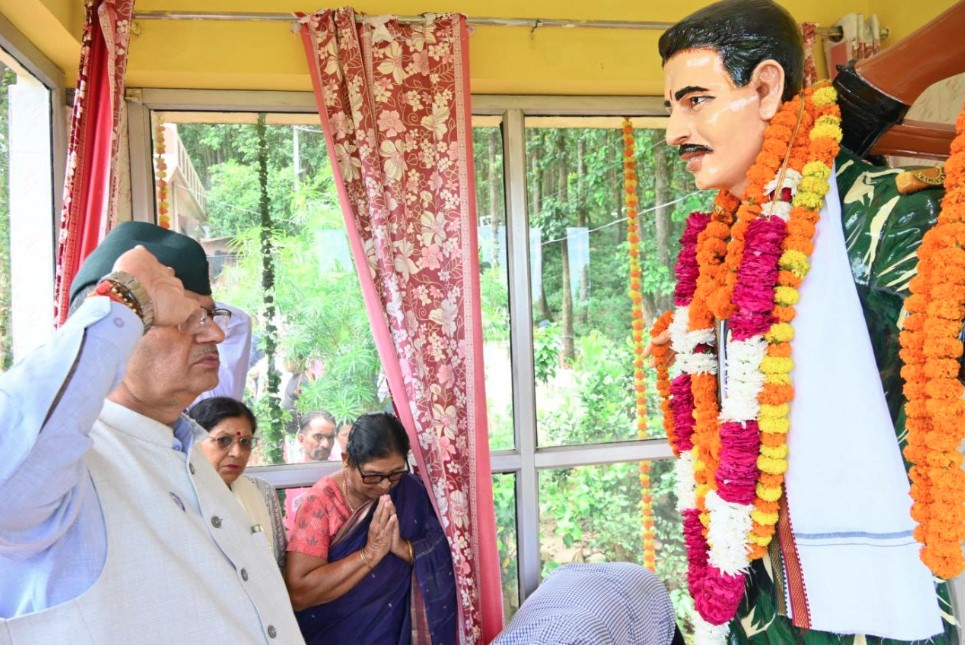 सैनिक कल्याण मंत्री गणेश जोशी ने कारगिल शहीद राजेश गुरुंग को दी श्रद्धांजलि