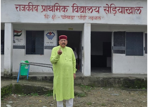 कैबिनेट मंत्री महाराज ने अपने गांव सेड़ियाखाल में किया मतदान