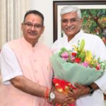 केंद्रीय पर्यटन एवं संस्कृति मंत्री गजेंद्र सिंह शेखावत का देहरादून आगमन पर स्वागत करते कैबिनेट मंत्री गणेश जोशी