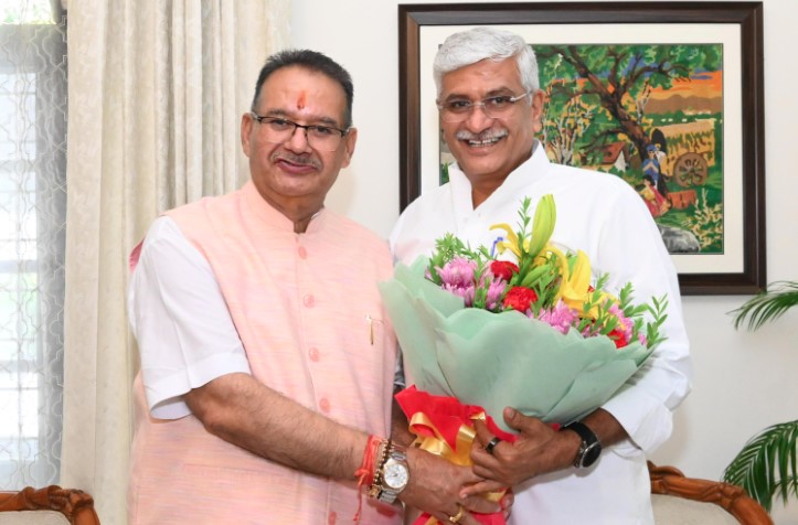 केंद्रीय पर्यटन एवं संस्कृति मंत्री गजेंद्र सिंह शेखावत का देहरादून आगमन पर स्वागत करते कैबिनेट मंत्री गणेश जोशी