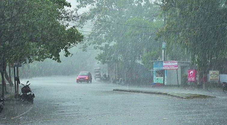 मुंबई में मूसलाधार बारिश से जनजीवन अस्त-व्यस्त, सड़क और रेल यातायात प्रभावित