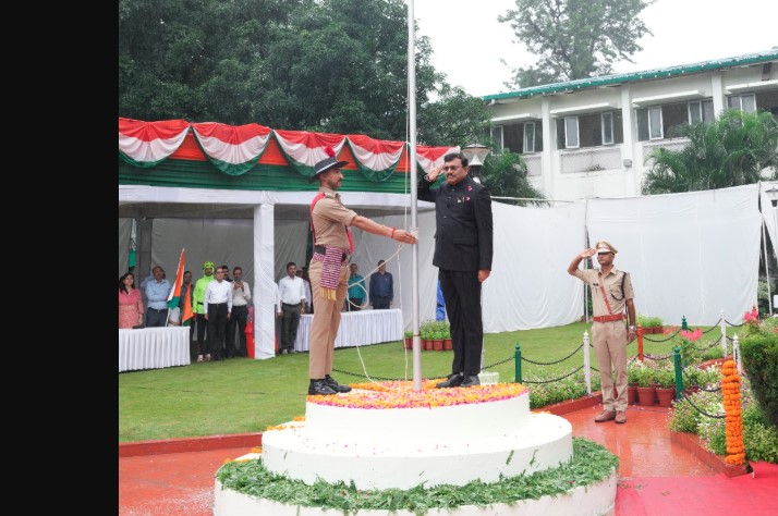 मुख्य सचिव आनन्द बर्द्धन ने 79वें स्वतंत्रता दिवस के शुभ अवसर पर किया ध्वजारोहण