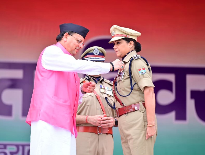 सीएम धामी ने 79वें स्वतंत्रता दिवस पर स्वतंत्रता संग्राम सेनानियों, पुलिसकर्मियों और खिलाड़ियों को किया सम्मानित