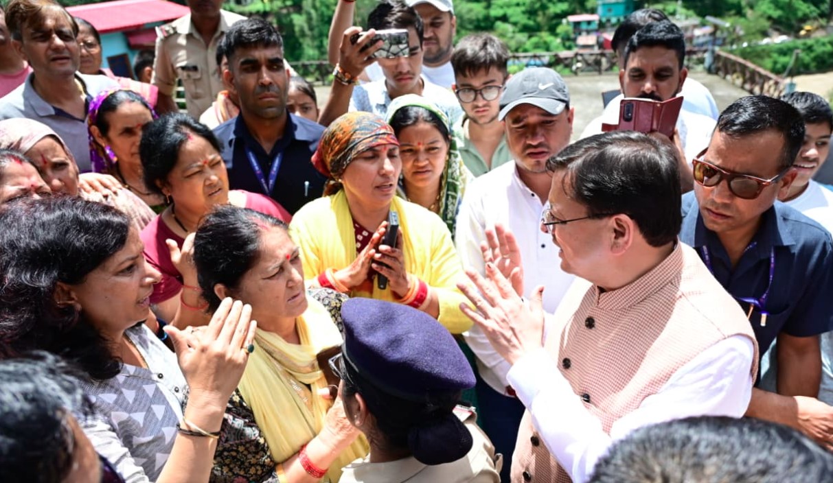 थराली पहुंचे सीएम धामी, आपदा प्रभावित परिवारों से की मुलाकात