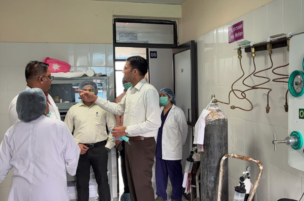 डीएम सविन बंसल ने एसएनसीयू व टीकाकरण केंद्र का किया निरीक्षण
