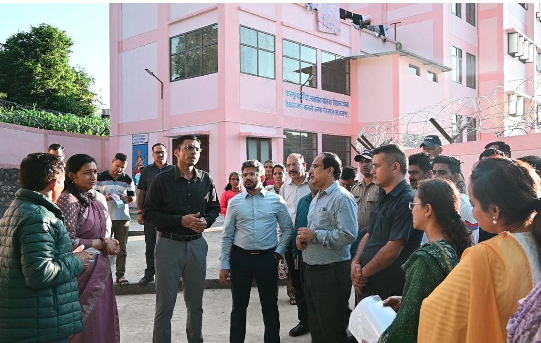 डीएम सविन बंसल ने कस्तूरबा गांधी विद्यालय का निरीक्षण कर व्यवस्थाओं का लिया जायजा