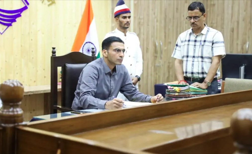 डीएम का बड़ा फैसला- सेवानिवृत्त पिता की याचिका खारिज, बेटे-बहु को दिलाया घर का हक