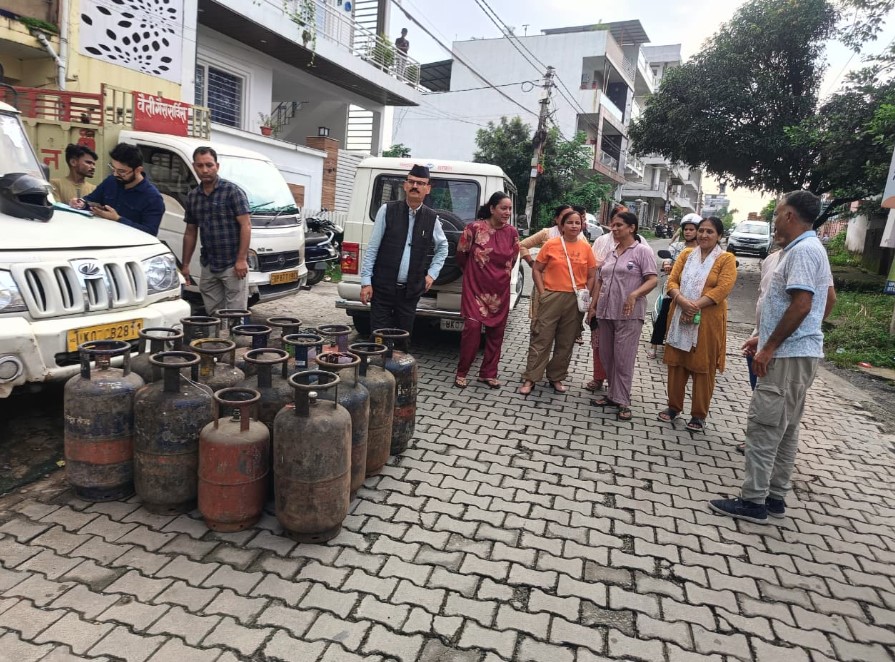 अवैध गैस रिफिलिंग पर जिला प्रशासन सख्त, 34 सिलेंडर जब्त