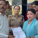 धर्मपुर में महिला कांग्रेस का धरना- टूटी सड़कों और ओवरफ्लो सीवर के खिलाफ सौंपा ज्ञापन