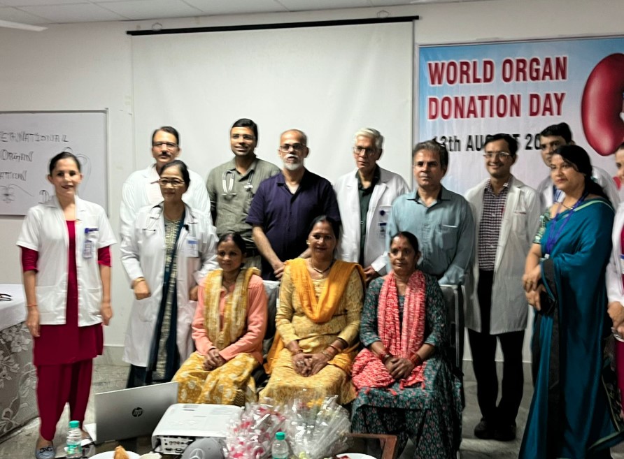 विश्व अंगदान दिवस पर श्री महंत इन्दिरेश अस्पताल में गुर्दा दानदाताओं का सम्मान