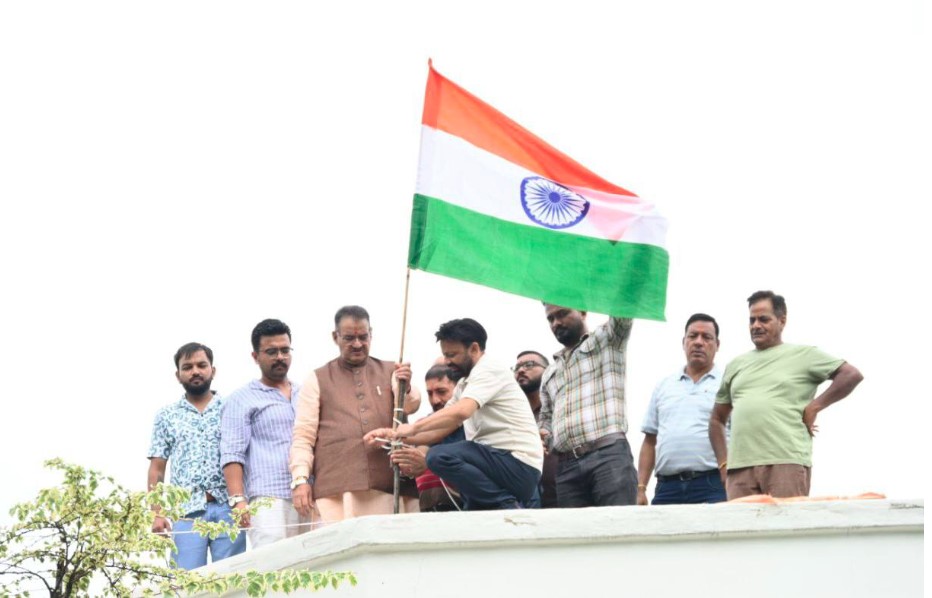 कैबिनेट मंत्री गणेश जोशी ने ‘हर घर तिरंगा’ अभियान के अंतर्गत अपने शासकीय आवास पर फहराया तिरंगा 