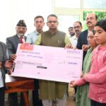 सैनिक कल्याण मंत्री गणेश जोशी ने मृतक उपनलकार्मिक के पिता को सौंपा 50 लाख का चैक