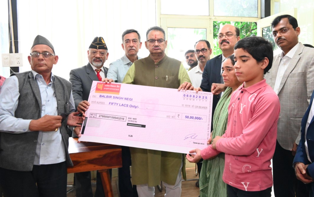 सैनिक कल्याण मंत्री गणेश जोशी ने मृतक उपनलकार्मिक के पिता को सौंपा 50 लाख का चैक