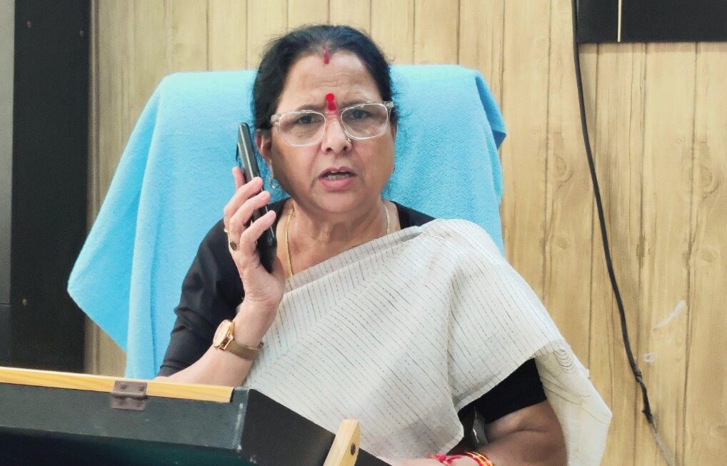 बिजली के पोल से केबल डालने को लेकर हुआ विवाद, महिला आयोग ने दिए जांच के आदेश