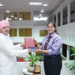 राष्ट्रीय भाषण प्रतियोगिता में चमकी SGRR विश्वविद्यालय की छात्रा हंसिका सक्सेना