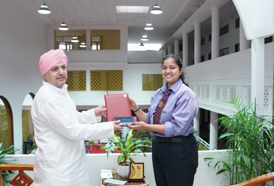 राष्ट्रीय भाषण प्रतियोगिता में चमकी SGRR विश्वविद्यालय की छात्रा हंसिका सक्सेना