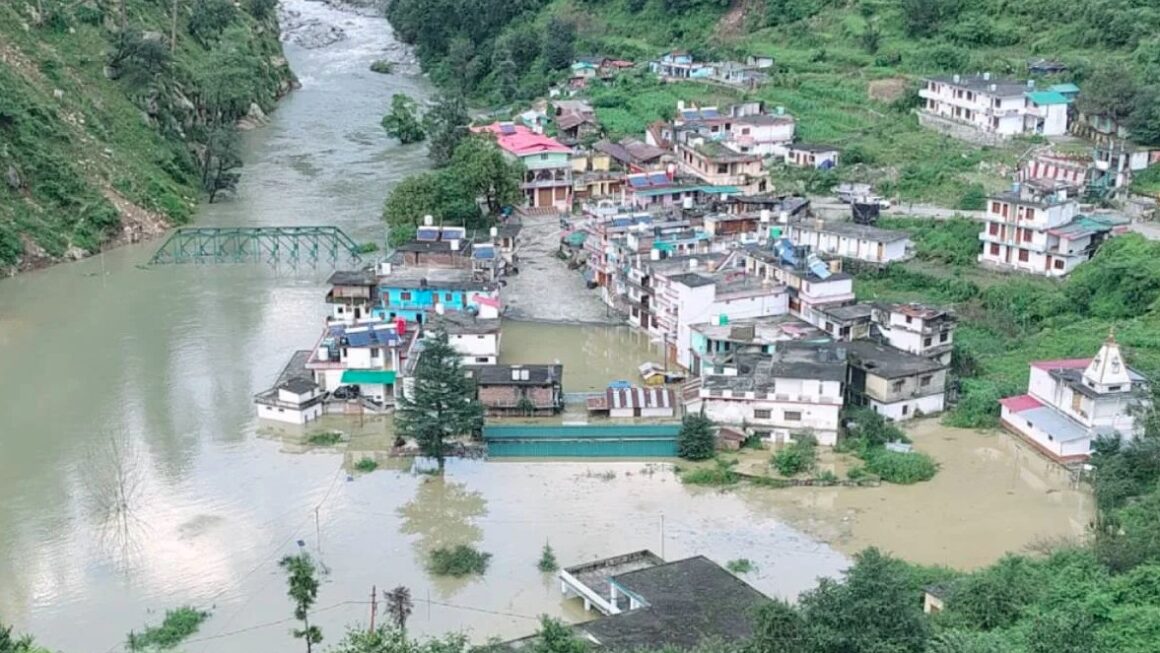यमुना नदी का जलस्तर फिर बढ़ा, होटलों और घरों के निचले हिस्से पानी में डूबे
