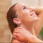 नहाते समय सीधे सिर पर पानी डालना क्यों हो सकता है खतरनाक, आइये जानते हैं इसके कारण