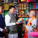 मुख्यमंत्री धामी ने कुँआवाला बाजार में किया “स्वदेशी अपनाओ” अभियान का प्रचार