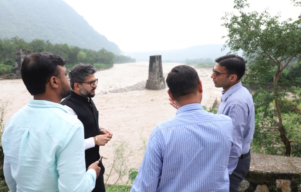 डीएम सविन बंसल ने मालदेवता, खैरी धनौला, किसनपुरी बांडावाली और कोठालगेट के पुलों व सड़कों का किया निरीक्षण