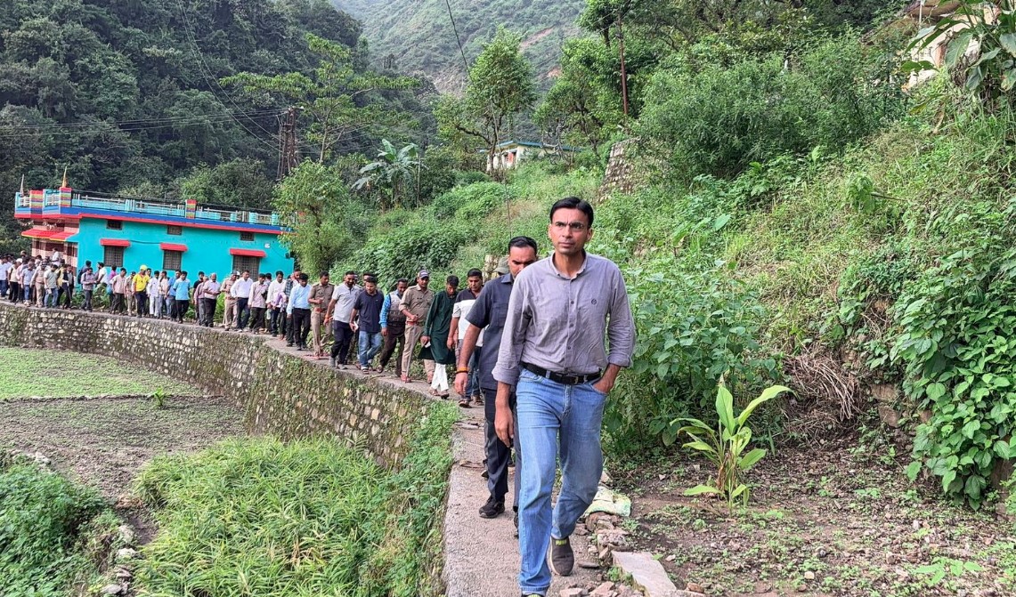 प्रभावित क्षेत्रों में पहुंचे जिलाधिकारी सविन बंसल, लोगों का जाना हाल