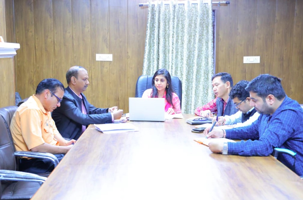 जिलाधिकारी ने आपदा कंट्रोल रूम का निरीक्षण कर अधिकारियों के साथ की बैठक