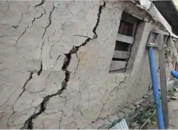 पूर्णा गांव में भू-धंसाव से हाहाकार, कई घरों में पड़ी दरारें