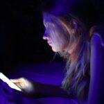 कंप्यूटर, मोबाइल की ब्लू लाइट का खतरा- समय से पहले ही कर सकता है आपको बूढा