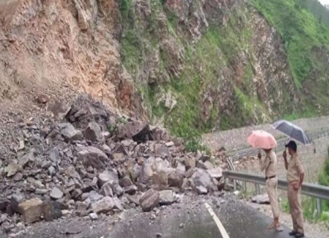 प्रदेश में लगातार बारिश से जनजीवन अस्त-व्यस्त, कई हाईवे मलबा गिरने से बंद