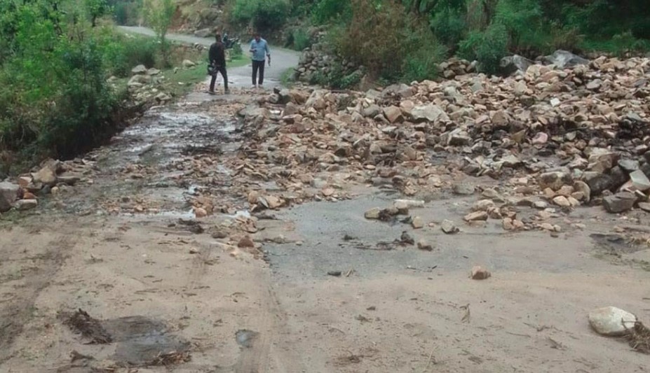 कुमाऊं में लगातार हो रही बारिश से जनजीवन प्रभावित, 152 सड़कों पर आवाजाही बाधित