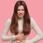 क्या पेट में अक्सर रहता है हल्का दर्द: तो न करें नजरअंदाज, हो सकता है गंभीर बीमारी का संकेत