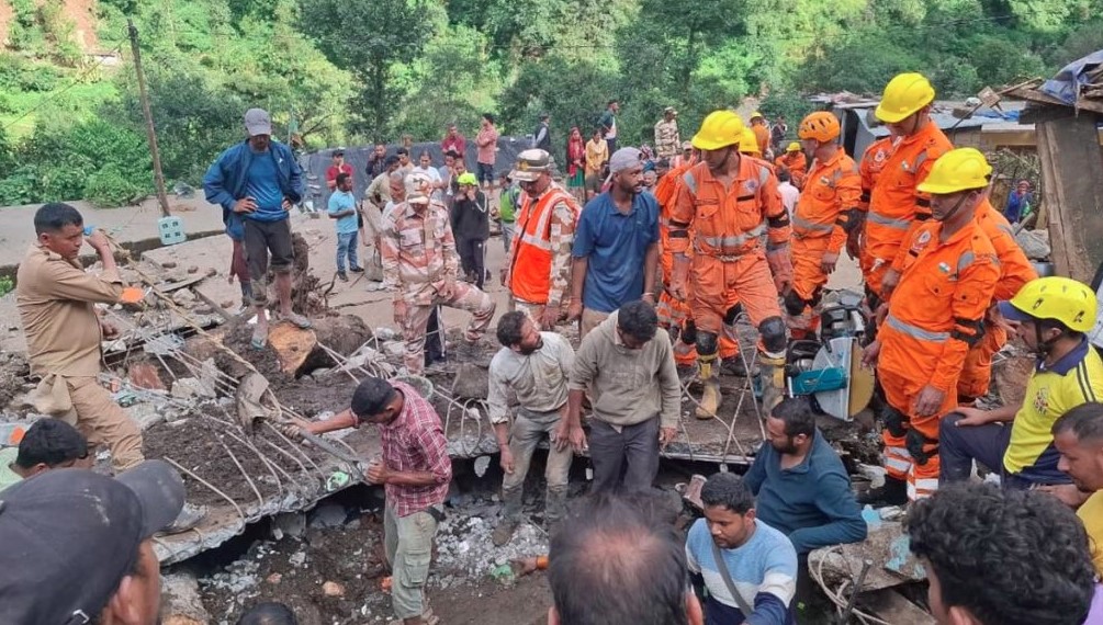 चमोली आपदा- मलबे में दबा परिवार, मां और जुड़वा बच्चों की दर्दनाक मौत