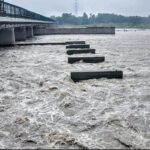 दिल्ली में यमुना नदी का जलस्तर खतरे के निशान से ऊपर, कई इलाकों में बाढ़ जैसी स्थिति