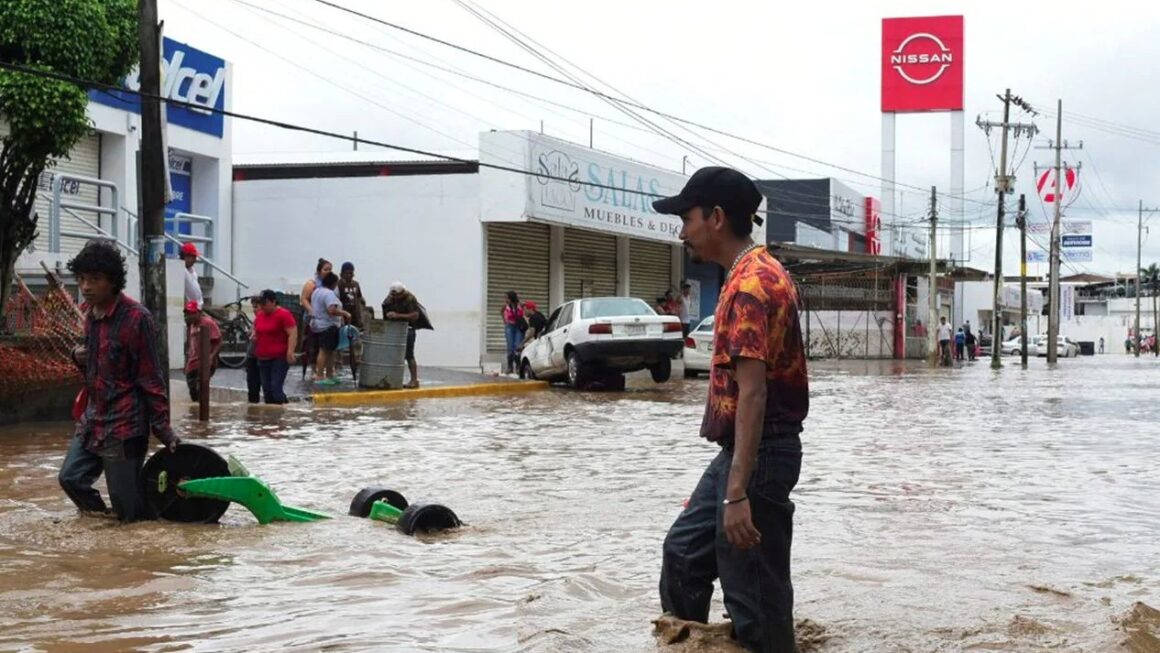 मैक्सिको में तबाही का मंजर, बाढ़ और भूस्खलन से पूरा गांव हुआ गायब, 64 लोगों की मौत